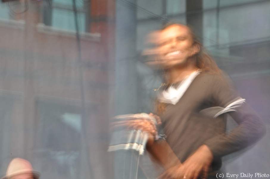 Evry Daily Photo - Fete de la Musique Evry 2010 - Harold - Flou Musical - large.jpg